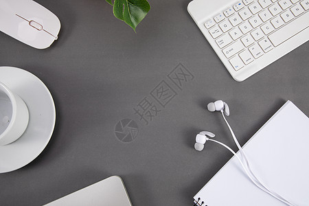 键盘耳机灰色桌面办公文具背景