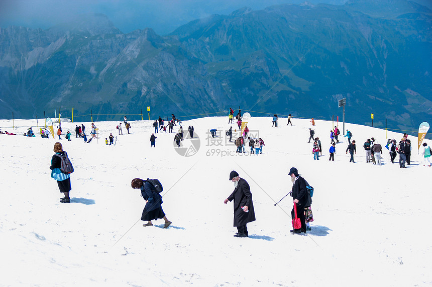 瑞士铁力士雪山上的徒步旅人图片