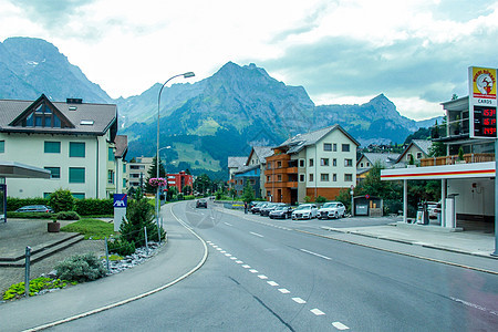 瑞士铁力士雪山脚下的小镇背景图片