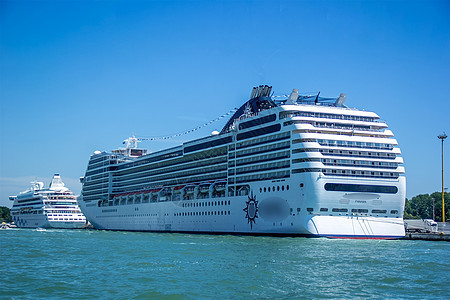 威尼斯港口停泊的世界级游轮背景图片