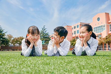 小学生操场活动图片