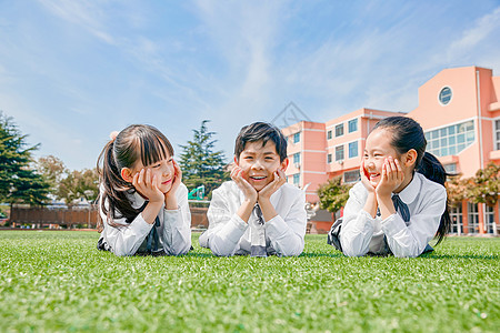 小学生操场活动图片