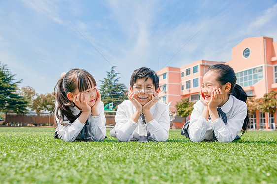 小学生操场活动图片