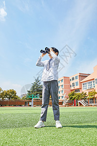 小学生照片小学生操场上拿远镜观望背景