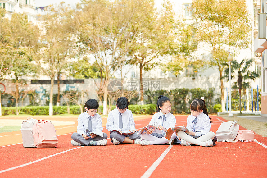 小学生操场上看书图片