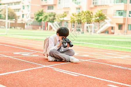 小学生操场玩望远镜图片