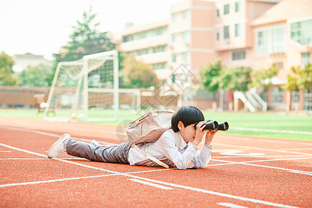 小学生操场玩望远镜图片