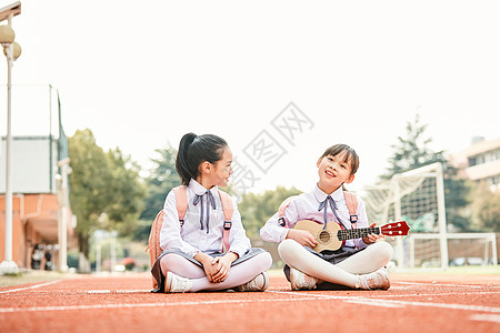 小学生操场活动高清图片