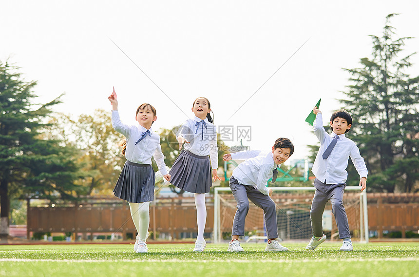 小学生扔纸飞机图片