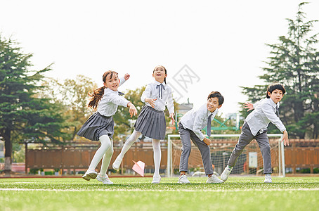 小学生扔纸飞机高清图片