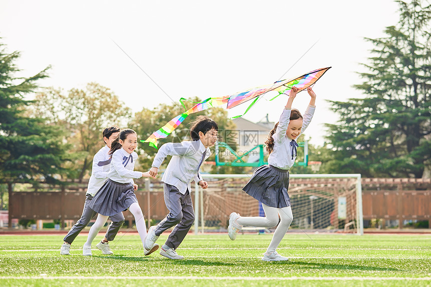 小学生放风筝图片