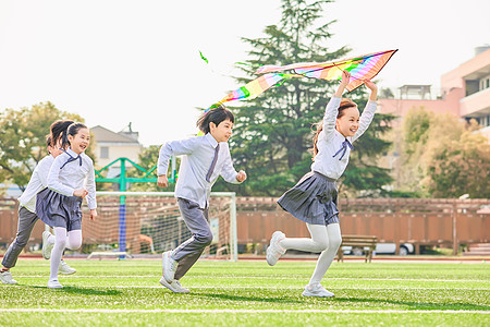 小学生放风筝图片