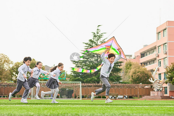 小学生放风筝图片