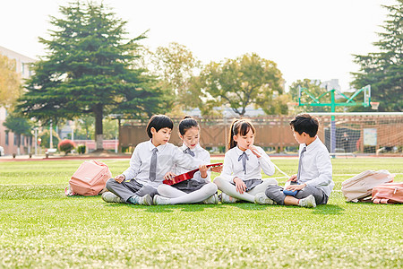 小学生操场活动高清图片