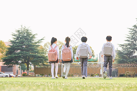 操场小学生放学背影背景