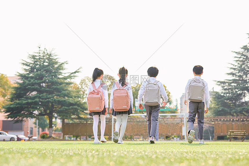 小学生放学背影图片