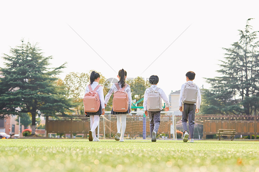 小学生放学背影