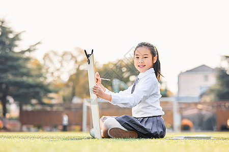 上美术课小学生操场上画画背景