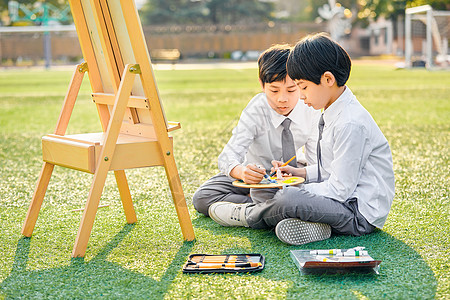 上美术课小学生操场上画画背景