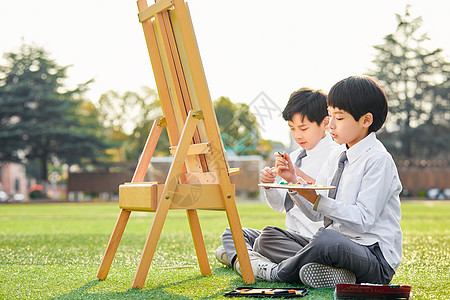 上美术课小学生操场上画画背景