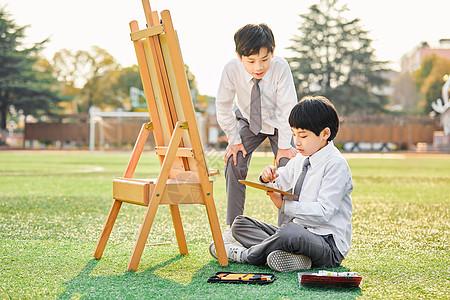 上美术课小学生操场上画画背景