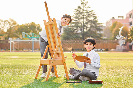 小孩写生小学生在操场画画背景