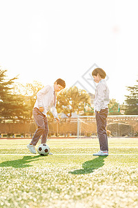 小学生操场踢足球图片