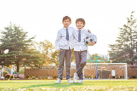 小学生操场踢足球图片