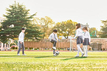 女孩踢足球小学生操场踢足球背景