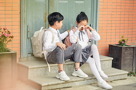 小女生安慰哭泣女孩关于男孩说说表白的给图片