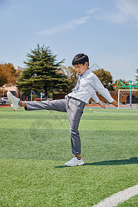 小学生在操场上做广播体操背景图片