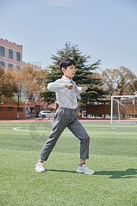 小学生在操场上做广播体操背景图片