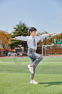 小学生在操场上做广播体操背景图片