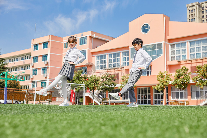 小学生在操场上做广播体操图片