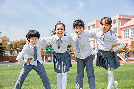 小学生操场活动高清图片