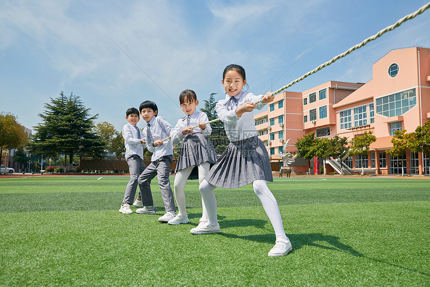 小学生拔河图片