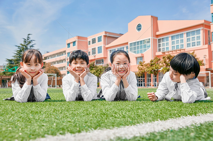 小学生操场活动图片