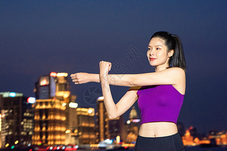 美女夜跑热身图片