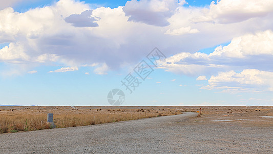 荒漠里的道路敦煌雅丹戈壁滩背景