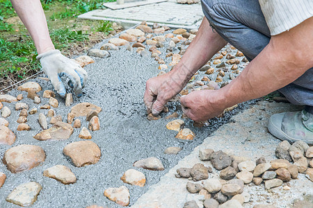 道路工人正在铺设道路的劳动工人背景