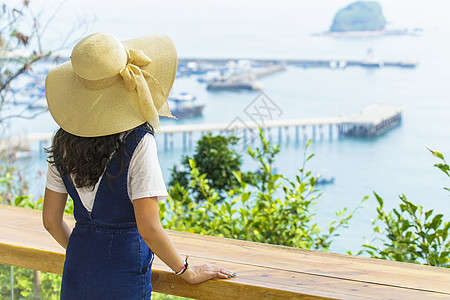 女孩看海眺望远方背影图片素材