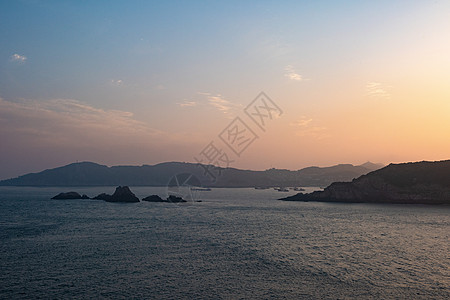 大海小岛和渔船大海小岛夕阳背景