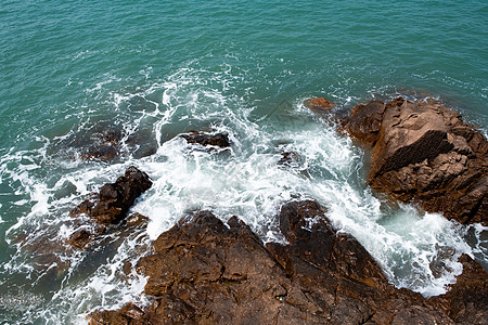 海浪礁石图片