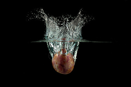 掉落水中的百香果图片