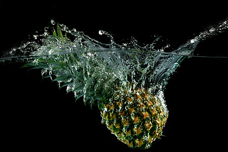 掉落水中的菠萝图片