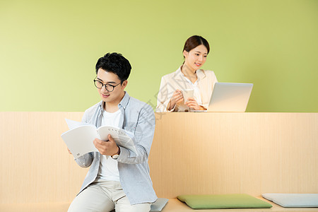 青年男女休闲学习图片