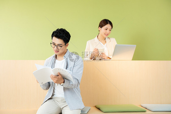 青年男女休闲学习图片