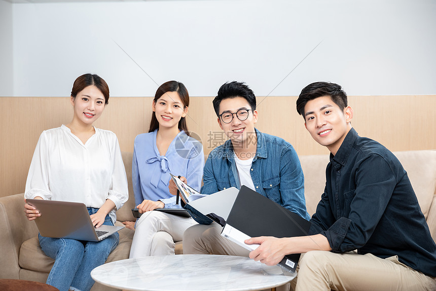 青年男女学习交流图片