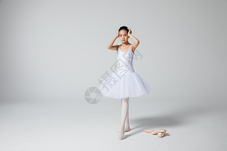 小女孩练芭蕾舞疲惫图片