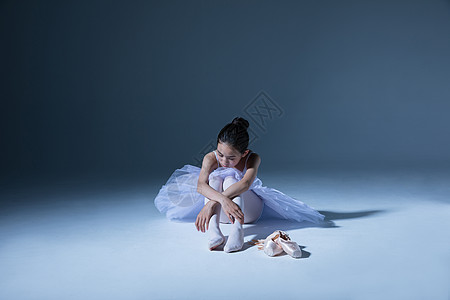小女孩厌倦练舞图片